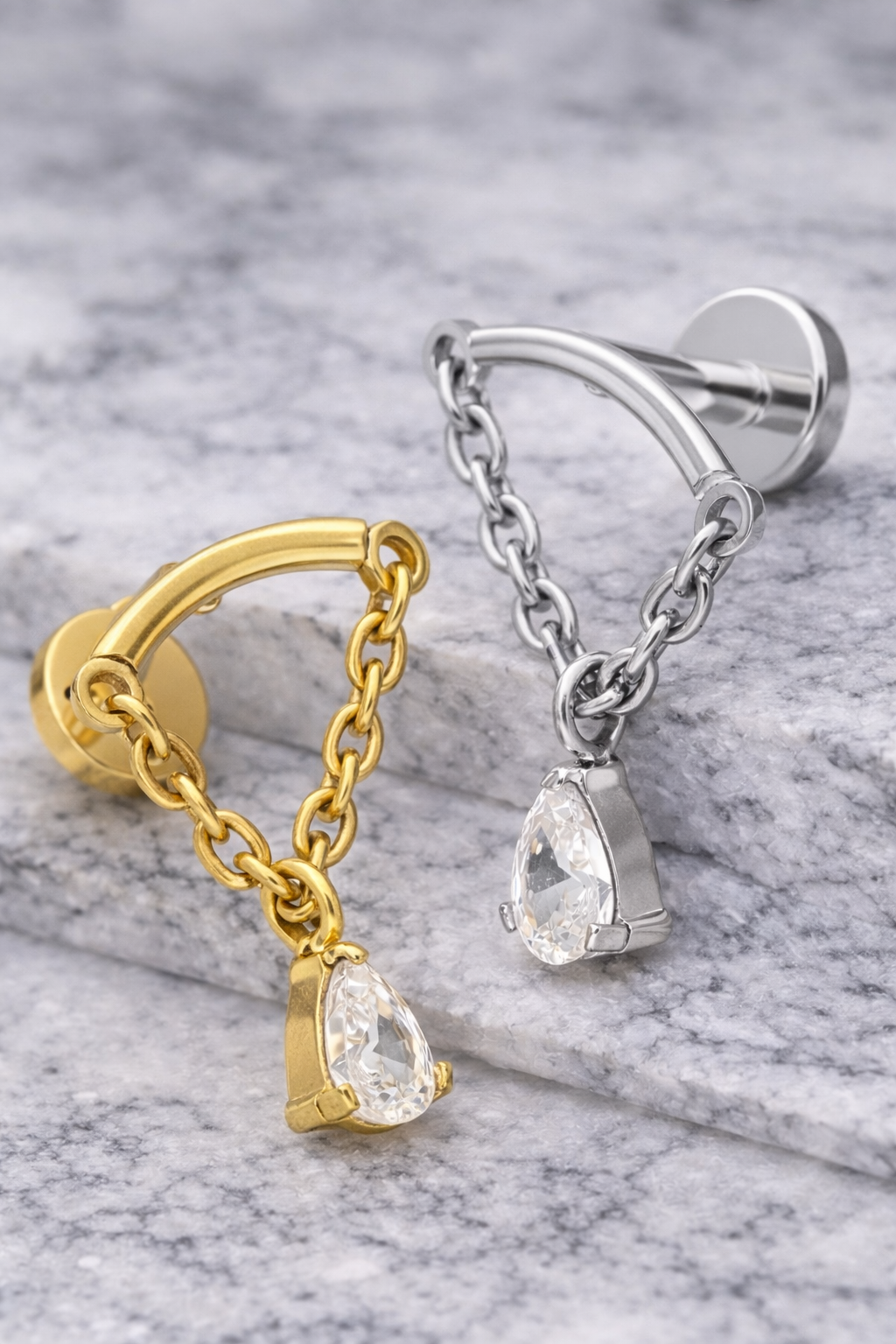 Helix Piercing mit Kettenanhänger & Zirkonia – Gold & Silber